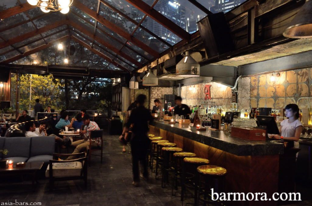 Bar and Pub Lucy in the Sky: Ikon Rooftop Hiburan Malam Jakarta